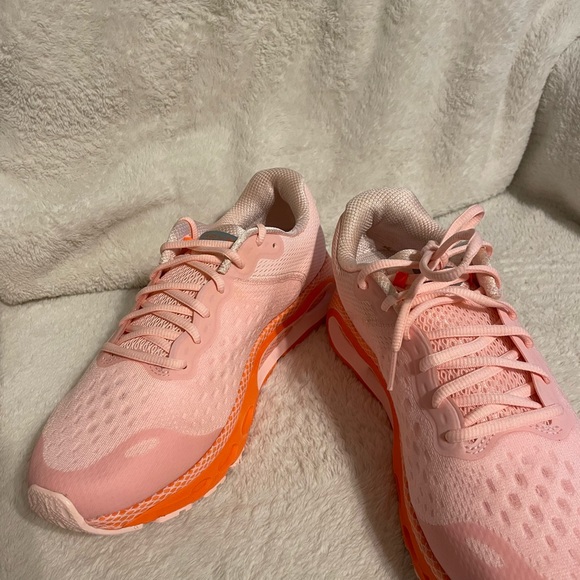 Never worn Under Armour Hovr Infinite 3 womens size 12. - Picture 8 of 9